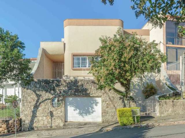 Excelente casa com 3 dormitórios, sendo 1 suíte, cozinha/copa, churrasqueira sala conjugada com lareira, banheiro social, ampla sala de estar, escritório, quartos climatizados sacada, garagem até 4 va