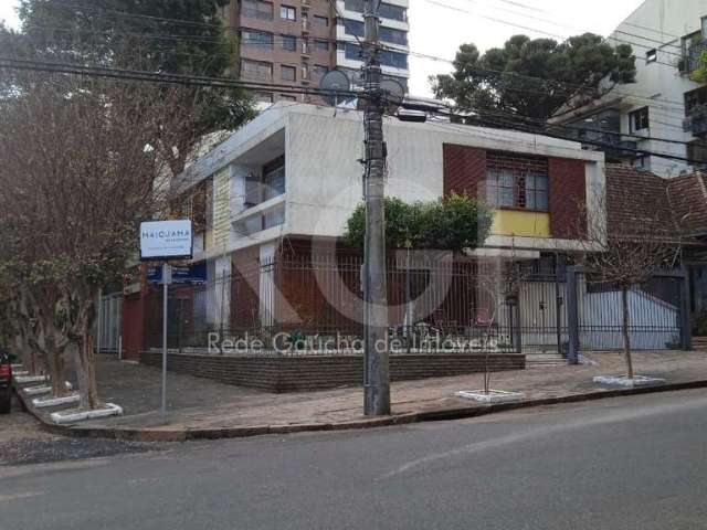 Casa no Bairro Petrópolis com três dormitórios, sendo uma suíte, três vagas. Próxima Praça da Encol. Tem quarto dormitório opcional do térreo. Moderna. Comercial ou residencial.No primeiro pavimento l