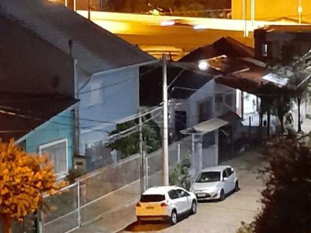 Casa 4 dormitórios, no bairro Partenon, Porto Alegre/RS   &lt;BR&gt; &lt;BR&gt;A CASA TEM 2  entradas, frente e fundos, composta por 4 dormitórios,  sala de estar,  cozinha completa,  3 banheiros, var