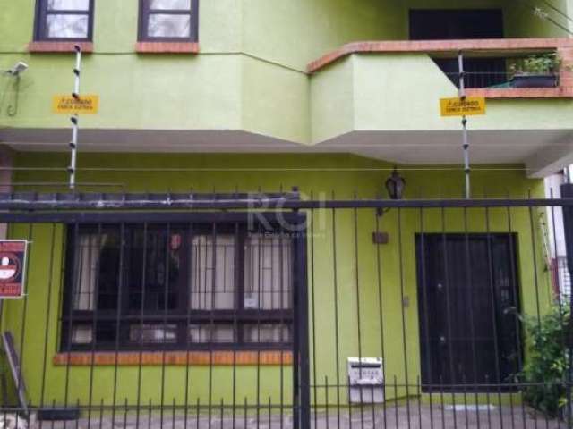 Vende no bairro floresta, casa com dois pisos, dividida em dois apartamentos, com 5 dormitórios, sendo 2 suite, 5 banheiros, 2 cozinhas, sacada, lareira, pátio, espaço de lazer com churrasqueira e dep