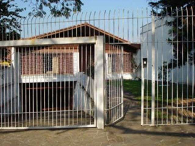 Casa com peças amplas, living 3 ambientes, sala jantar separada. necessita ser atualizada, está toda original. terreno em declive com frente para duas ruas, luis voelcker e araponga.  part inferior si