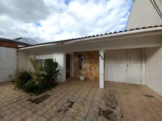 Casa de 3 dormitórios sendo uma suíte, living para 2 ambientes, banheiro social,  cozinha, churrasqueira, amplo pátio com piscina. Edícula aos fundos com um dormitório, banheiro e cozinha. Na parte su