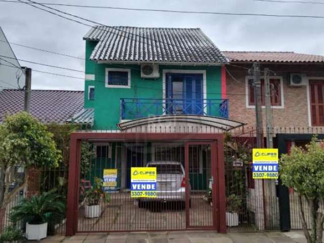 Ótimo sobrado com 3 dormitórios sendo 1 suíte, living 2 ambientes, cozinha sob medida, área de serviço, edícula nos fundos, área com churrasqueira, garagem, sacada, sobrado muito bem localizado no lot