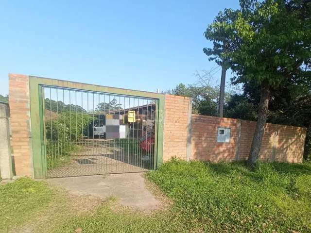 Casa no bairro Boa Vista, terreno medindo 11x59,50,  com 2 dormitórios, amplo living, cozinha, banheiro social com box, garagem coberta para 2 carros. A casa fica centralizada no terreno com um bom pá