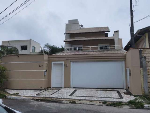 Casa com piscina na Praia dos Amores, Balneário Camboriú/SC