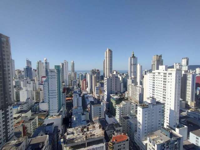 Apartamento 3 suítes, 2 vagas no coração de Balneário Camboriú/SC. Com a vista panorâmica para a cidade e também para o mar!