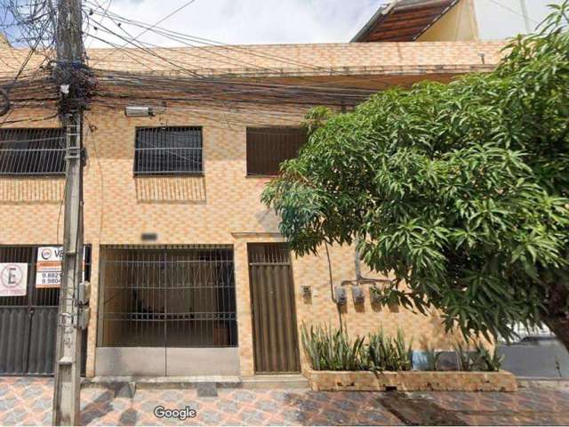 Excelente prédio no bairro Jóquei Clube, rua Cuiabá, com 5 casas, ideal para investimento. Com grande potencial de retorno. Valor: R$ 1.100.000,00.