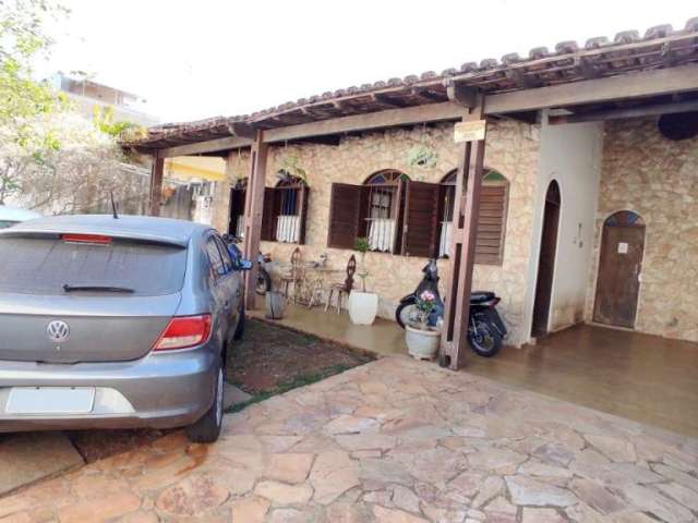 Casa em condomínio fechado com 4 quartos à venda na Rua Apucarana, 1, Ouro Preto, Belo Horizonte por R$ 1.300.000