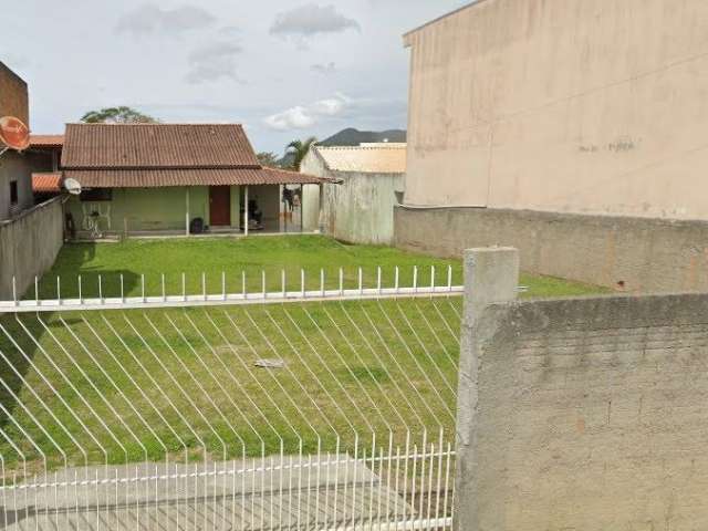 Casa com amplo terreno no Muquem