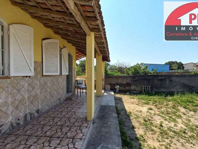 Casa Aconchegante com Amplo Quintal - 2 Quartos e Varanda