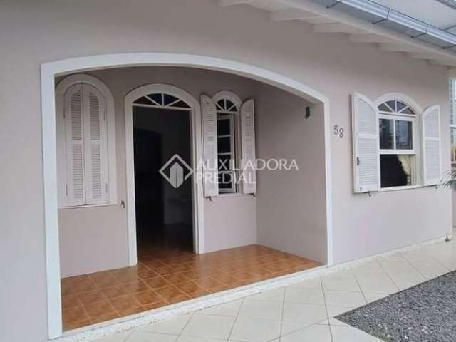 Casa com 2 quartos à venda na 800, 58, Balneário Ponta do Papagaio (Ens Brito), Palhoça, 130 m2 por R$ 890.000