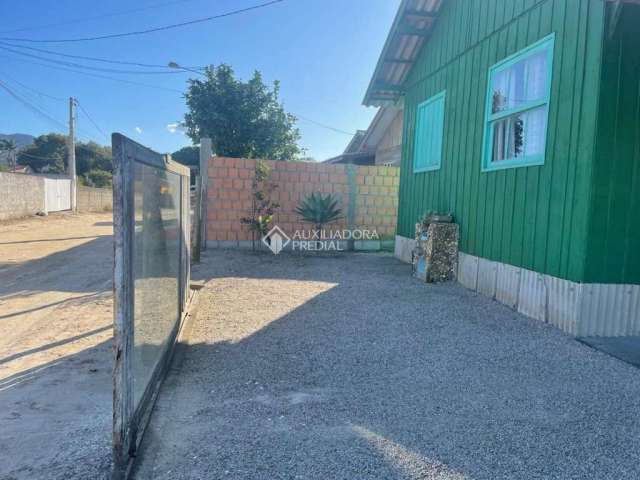 Casa com 2 quartos à venda na Zilda Althoff Broering, 2, Passagem de Maciambú (Ens Brito), Palhoça, 78 m2 por R$ 212.000