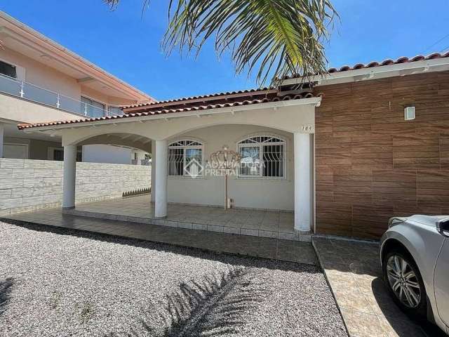 Casa com 4 quartos à venda na Rua Acarai, 555, Praia do Sonho, Palhoça, 138 m2 por R$ 855.000