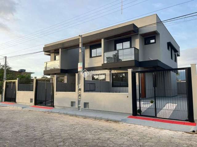 Casa com 3 quartos à venda na Rua Milton Luiz da Silva, 225, Centro, Palhoça, 98 m2 por R$ 599.000