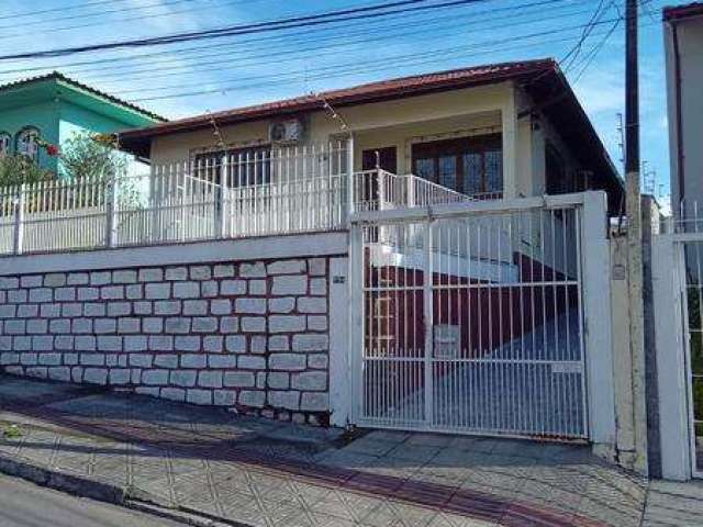 Casa Residencial para Venda Casa com 3 dormitórios ( suíte), edícula e garagem no Abraão. FLORIANOPOLIS