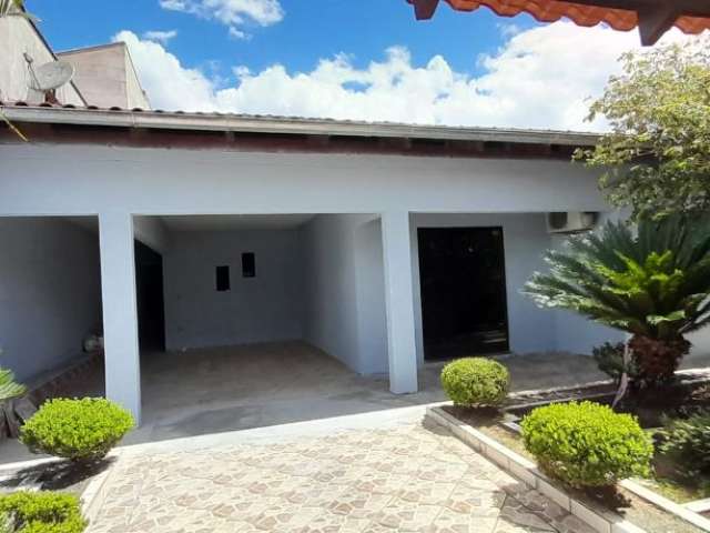 Linda Casa com Jardim e Quintal com árvores frutíferas