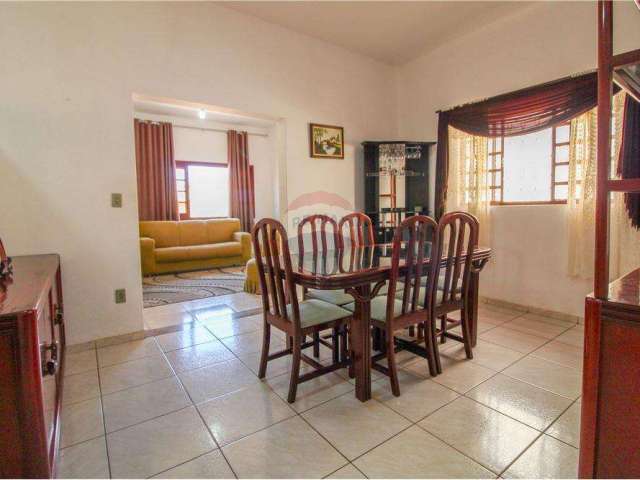 Linda casa a venda no Centro de Capela do Alto- Interior de São Paulo, com 3 quartos e uma suíte.