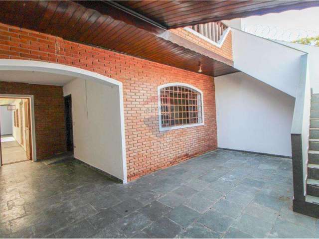 Casa com perfil Comercial à venda com 3 quartos + amplo Salão, 273 m²