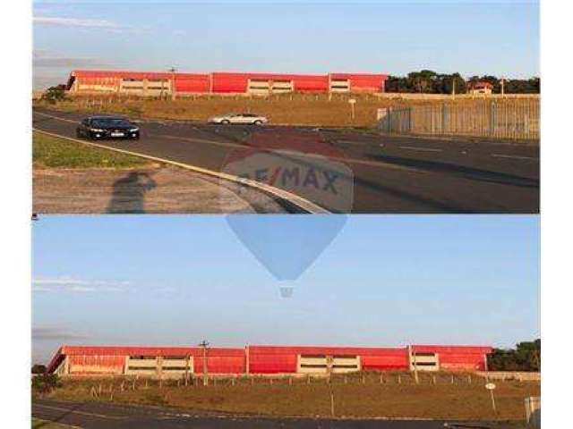 Galpão com área construída de 5.000 m2 e terreno de 14.300 m2 todo murado