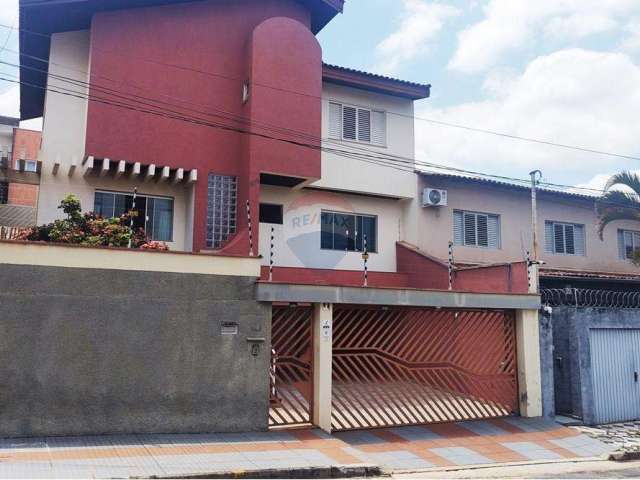 Casa com 4 quartos, sendo uma suíte máster, escritório, espaço gourmet completo com piscina no bairro Trujillo, em Sorocaba/SP