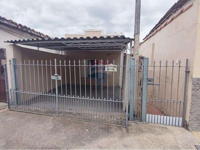 Casa para reforma localizada no bairro Vila Hortência,  2 quartos e edícula.