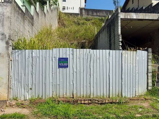 Terreno com 270 m² (7,50m x 36m), já com retirada de terra, no jeito para construir.