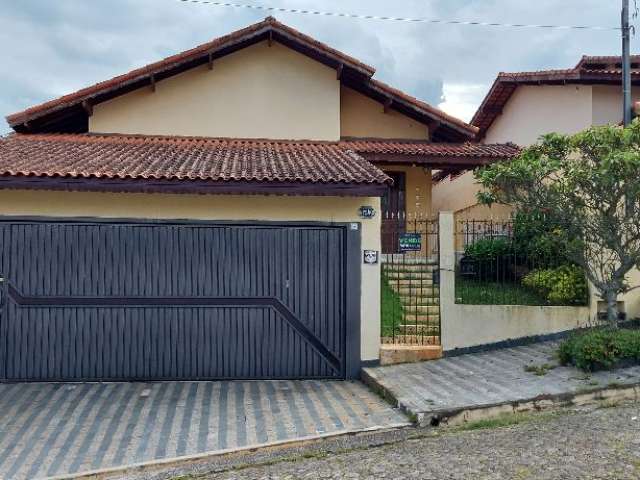 Bela casa com 3 dormitórios, sendo 1 suíte com closet, 3 vagas, quintal, aceita permuta!