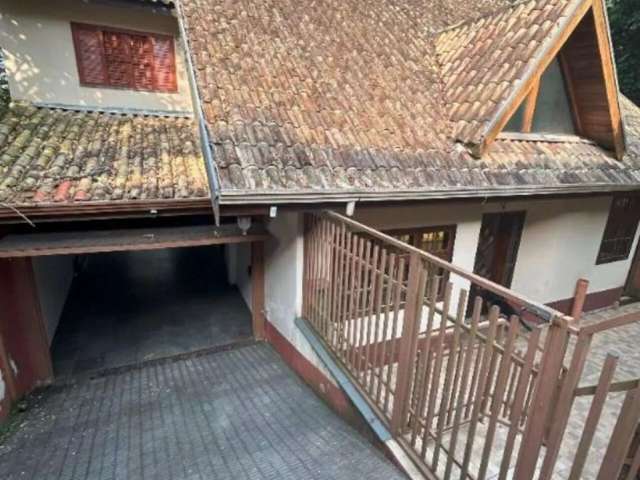 Excelente casa com terreno de 502 m², 3 dormitórios, 1 suíte, 4 vagas no Pastoril em Ribeirão Pires-SP