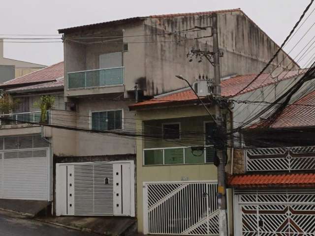 Sobrado com 180 m², 3 dormitórios, sendo 2 suítes, uma suíte com closet, 3 banheiros, sala espaçosa, 5 vagas.