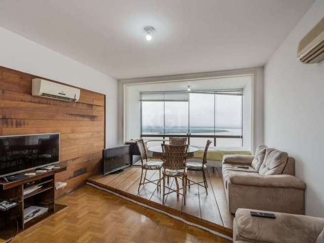 Excelente apartamento com 3 dormitórios no Centro Histórico de Porto Alegre, 148,34m² de área privativa, living amplo, sacada andar alto com vista para o Cais e Rio Guaíba, cozinha americana, área de 