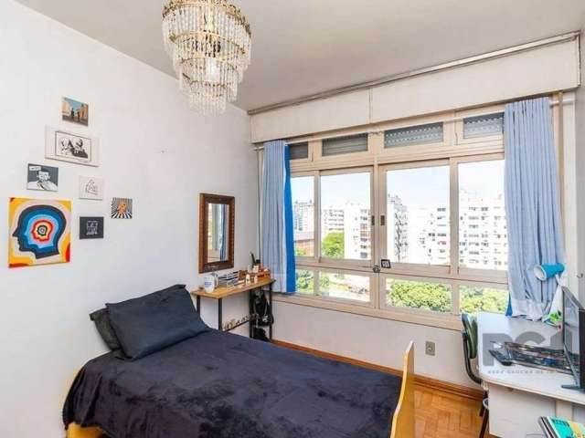 Apartamento à venda localizado na Rua Sarmento Leite, no Centro Histórico de Porto Alegre. Este imóvel conta com área construída de 86m², oferecendo 3 quartos, 2 banheiros e 1 vaga de garagem. Prédio 