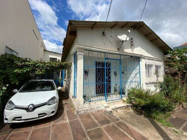 Trata-se de uma casa padrão com 2 dormitórios, um banheiro social, um hall de entrada e um amplo living com 2 ambientes. Ela também possui uma cozinha e uma área de serviço externa coberta. O pátio of