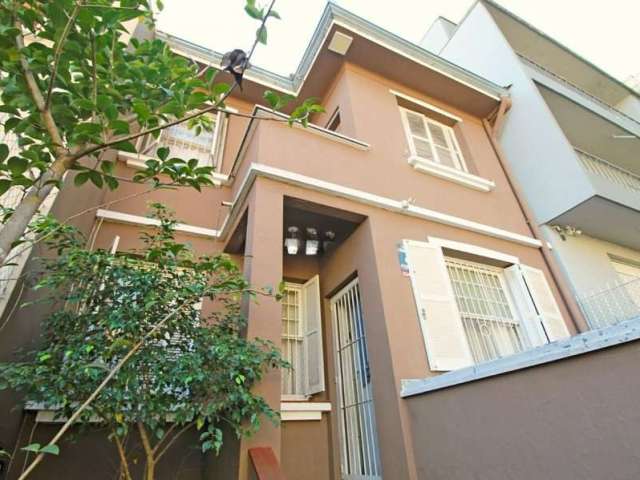 Casa ampla 4 dormitorios, 220m² privativos no bairro Higienópolis, localizada na Rua General Couto de Magalhães, &lt;BR&gt; O imóvel possui 4 dormitórios, sendo 1 suíte com closet, além de sala íntima