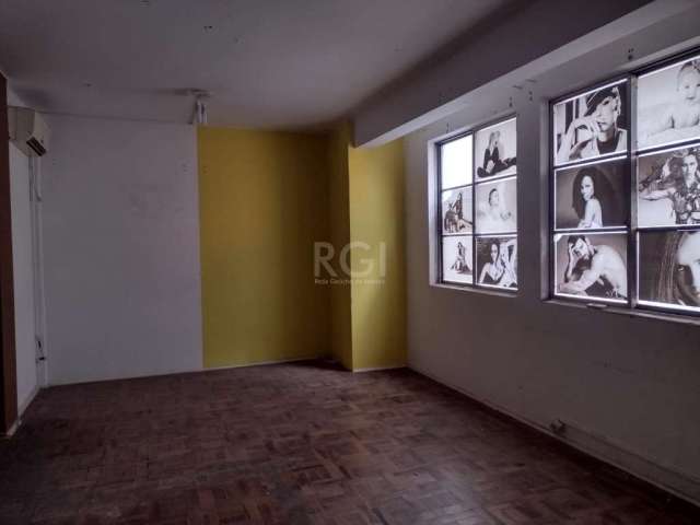 Vende sala comercial / JK com 24,37 m² de área útil na Doutor Flores, podendo ser dividido em quarto/sala. Com piso parquet, posição lateral e com orientação solar norte. Localização privilegiada no C