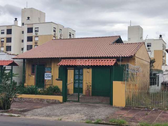 Casa com loja e uma segunda casa nos fundos, terreno , aproximadamente 220m² de área construída, 580m² de área total do terreno 13 de frente por 44 de fundos.