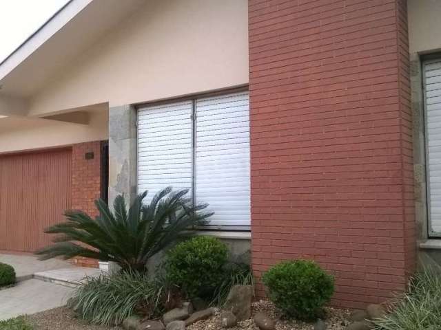 Excelente para investidores!!!  Casa com inqulino, 3  dormitórios com 2  vagas de garagem no  Lindóia próximo ao Shopping Lindóia,  Strip Center .  São 187 m² de área privativa,  living para 2 ambient