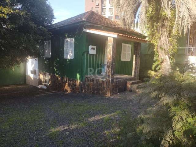 Casa mista a duas quadras do Hospital Cristo Redentor, com a parte inferior de alvenaria e parte superior em madeira. Ideal para construção, com 14.30 de frente e 39 m2 de fundos. Possui 4 dormitórios