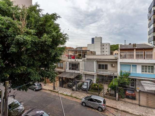 Amplo apartamento 3 dormitórios (sendo 1 suíte), livng amplo de frente para a rua, próximo ao Parque da Redenção e de todos os recursos que o bairro oferece, rua calma e bem residencial. Uma vaga de g