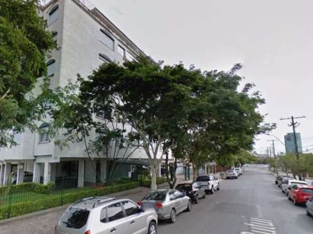 2 dormitórios com dependência de empregada e garagem escriturada, no cristal ? Apartamento 2 dormitórios, reformado, 79,39 m² privativos, living dois ambientes em porcelanato, área íntima em laminado,