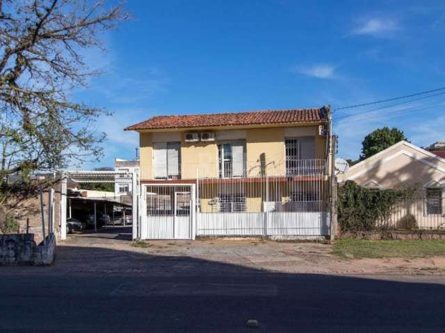 Terreno Comercial com Casa de 02 pisos de frente  bem ampla com 03 dormitórios, 03 banheiros , sacada , escritório, despensa, sala de jantar com duas vagas privativa coberta.&lt;BR&gt;&lt;BR&gt;Estaci