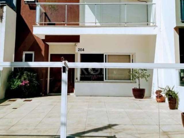 Lindo imóvel no Lagos de Ipanema, casa super ampla, iluminada e arejada.              &lt;BR&gt;São 03 confortáveis suítes, uma com sacada, 01 banheiro social, espaçoso living com lareira, área de ser