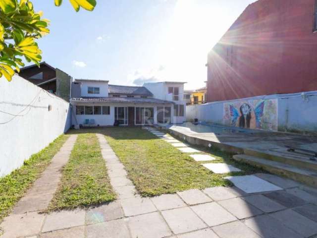 Casa na Zona Sul com 4 dormitórios, vaga para até 3 carros, amplo living com cozinha integrada, salao de festas com espaço gourmet, suite master com sacada, piscina, pátio e área de serviço.&lt;BR&gt;