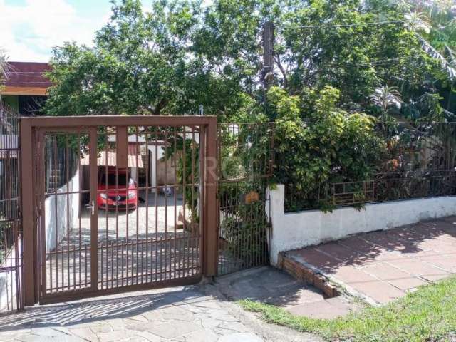 Excelente Casa na Vila Nova com 3 dormitórios, sendo 1 suíte com hidro, estar e jantar, cozinha, área de lazer com churrasqueira. pátio amplo com vaga para 2 carros.Aproveite essa oportunidade única d