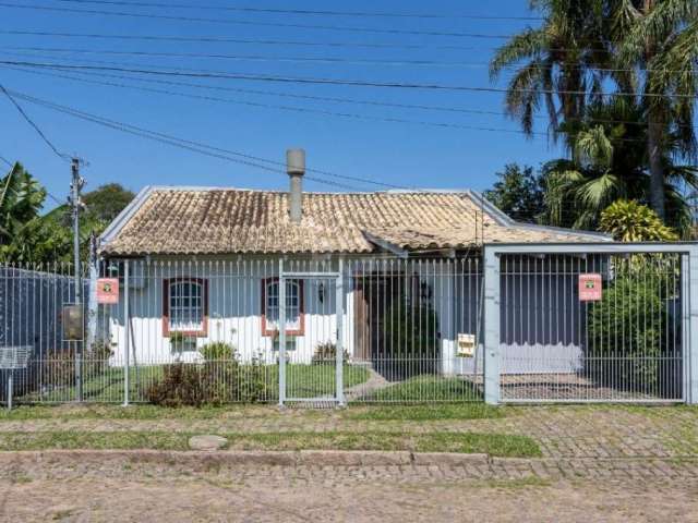 Excelente residência térrea com características preservadas  de sua construção em 1980 , lembrando as aconchegantes e tradicionais  casas de veraneio  de Ipanema com um charme nostálgico de 40 anos at