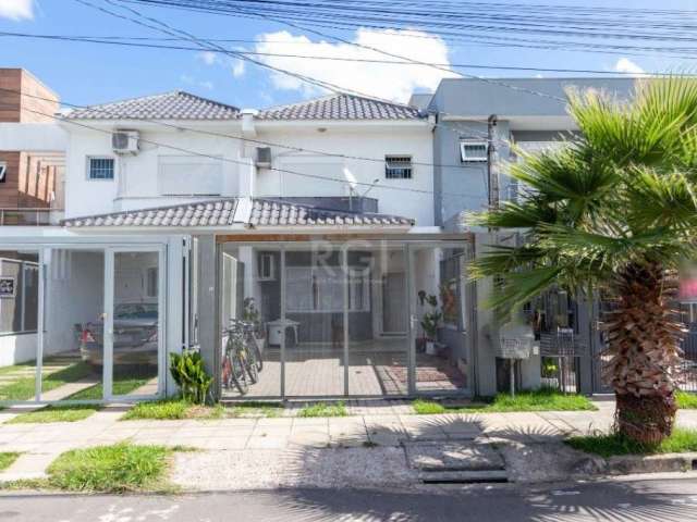 Excelente casa de  3 dormitórios no bairro Hípica Boulevard.&lt;BR&gt;&lt;BR&gt;No andar superior são 3 dormitórios amplos com uma suíte e closet , banheiro social . &lt;BR&gt;No piso inferior, 1 lava