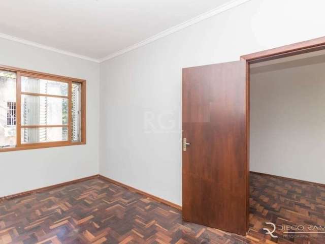 Excelente opção de investimento! Ótimo apartamento reformado, 1 dormitório (suite), 46m² privativos, orientação solar leste. Dispõe de living dois ambientes, piso parquet, banheiro social, cozinha e á