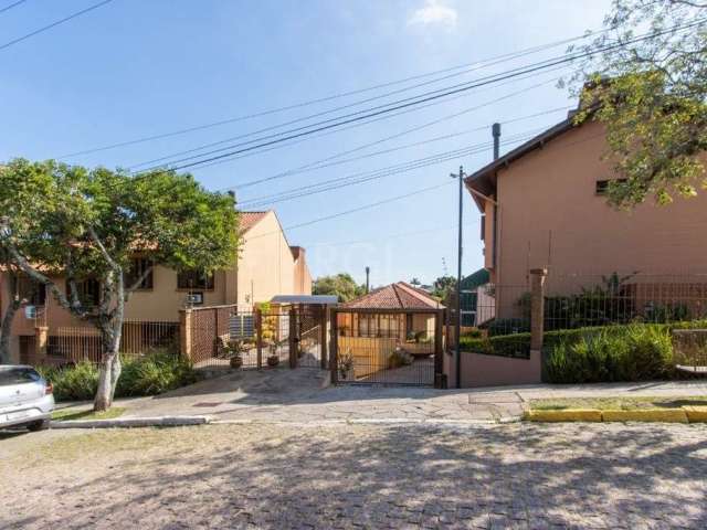 Excelente  Casa de 2 pavimentos em Condomínio fechado, living 2 ambientes com lareira, Lavabo e Cozinha americana!!&lt;BR&gt;Andar superior 3 dormitórios, sendo 1 Suíte e 1 Banheiro Social.&lt;BR&gt;A