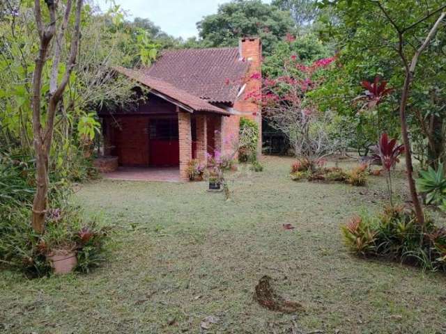 Belo sítio  Nº 10, no  Lami,  com casa térrea toda em tijolo à vista, pé direito alto e mezanino com lareira. É composta de 2 dormitórios,  amplo salão com espaço gourmet, churrasqueira, banheiro soci