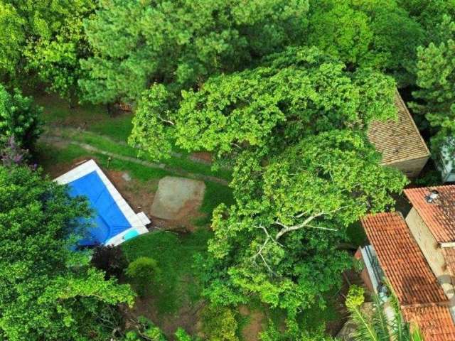 Ótima área de 1.242,79m2,  com duas casas e piscina,  rodeada de muito verde!&lt;BR&gt;São 2 quartos sendo um suite,  em cada casa, e mais salão de festas com cozinha e churrasqueira,  e mais  uma peç