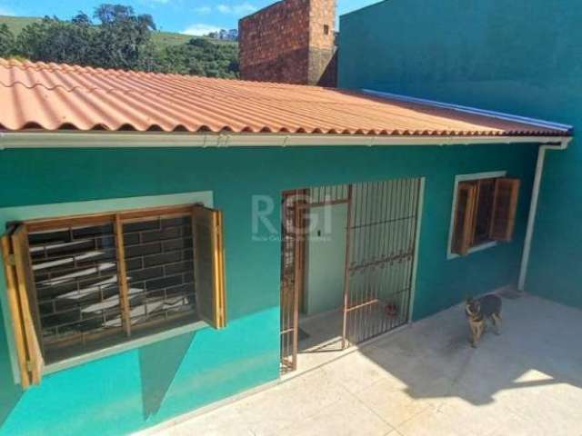 Excelente casa com 3 dormitórios, vaga de garagem, com pátio, semimobiliado, próximo do Hospital Divina Providência, Porto Alegre/RS &lt;BR&gt;    &lt;BR&gt; Localizada ao lado do hospital Divina Prov